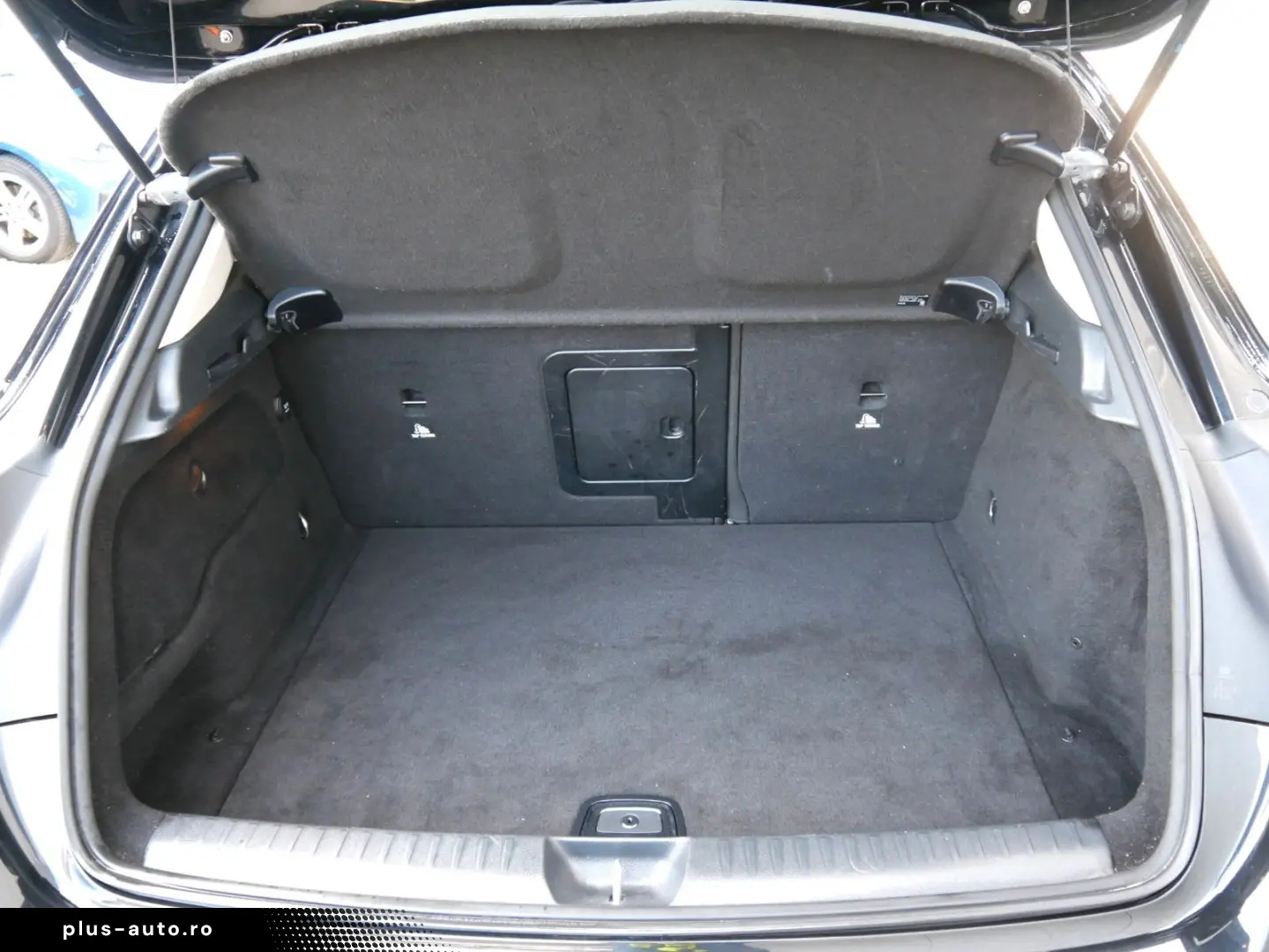 MERCEDES-BENZ GLA 180 URBAN NAVI LED MEMORY RFK AHK