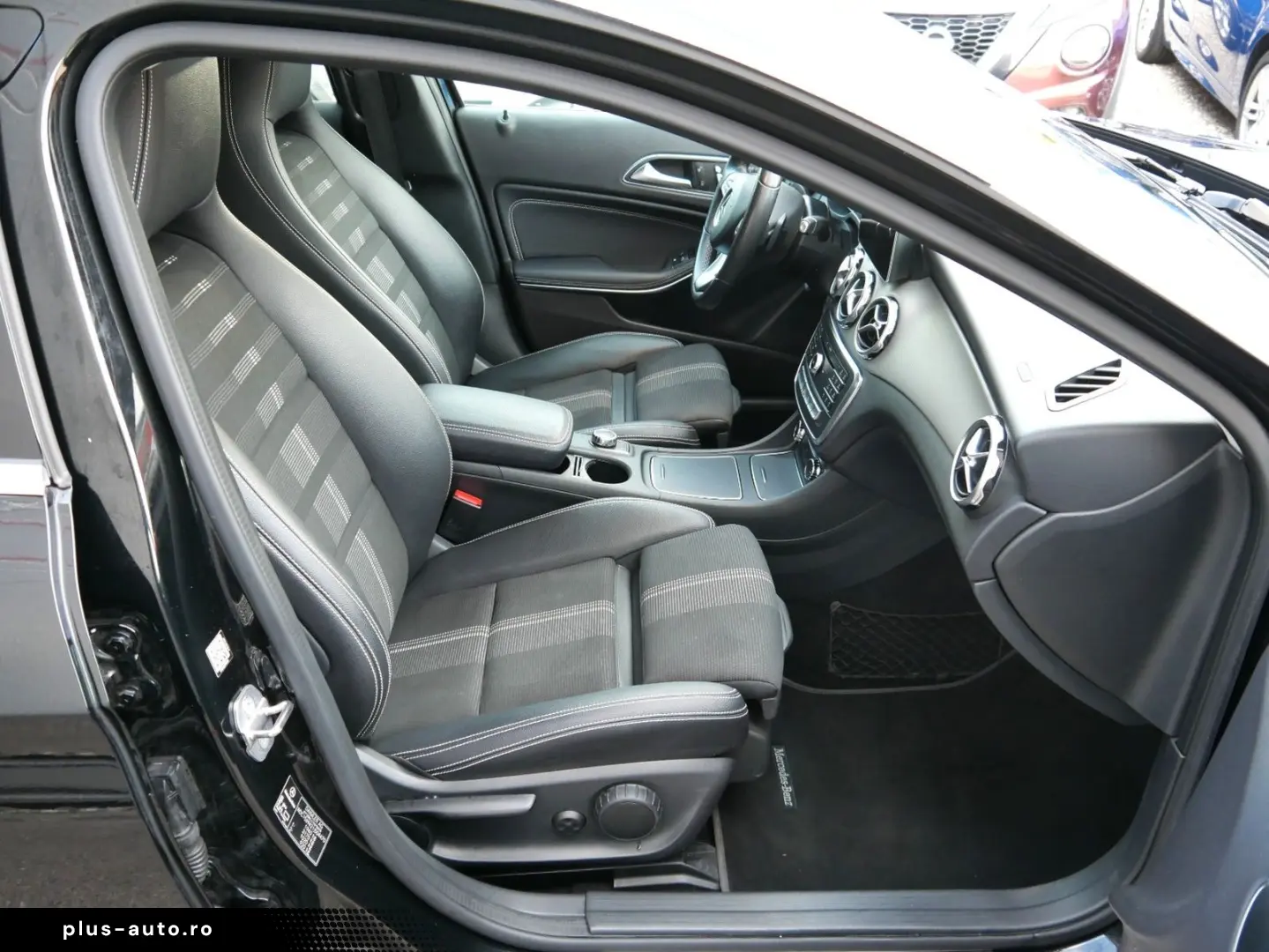 MERCEDES-BENZ GLA 180 URBAN NAVI LED MEMORY RFK AHK