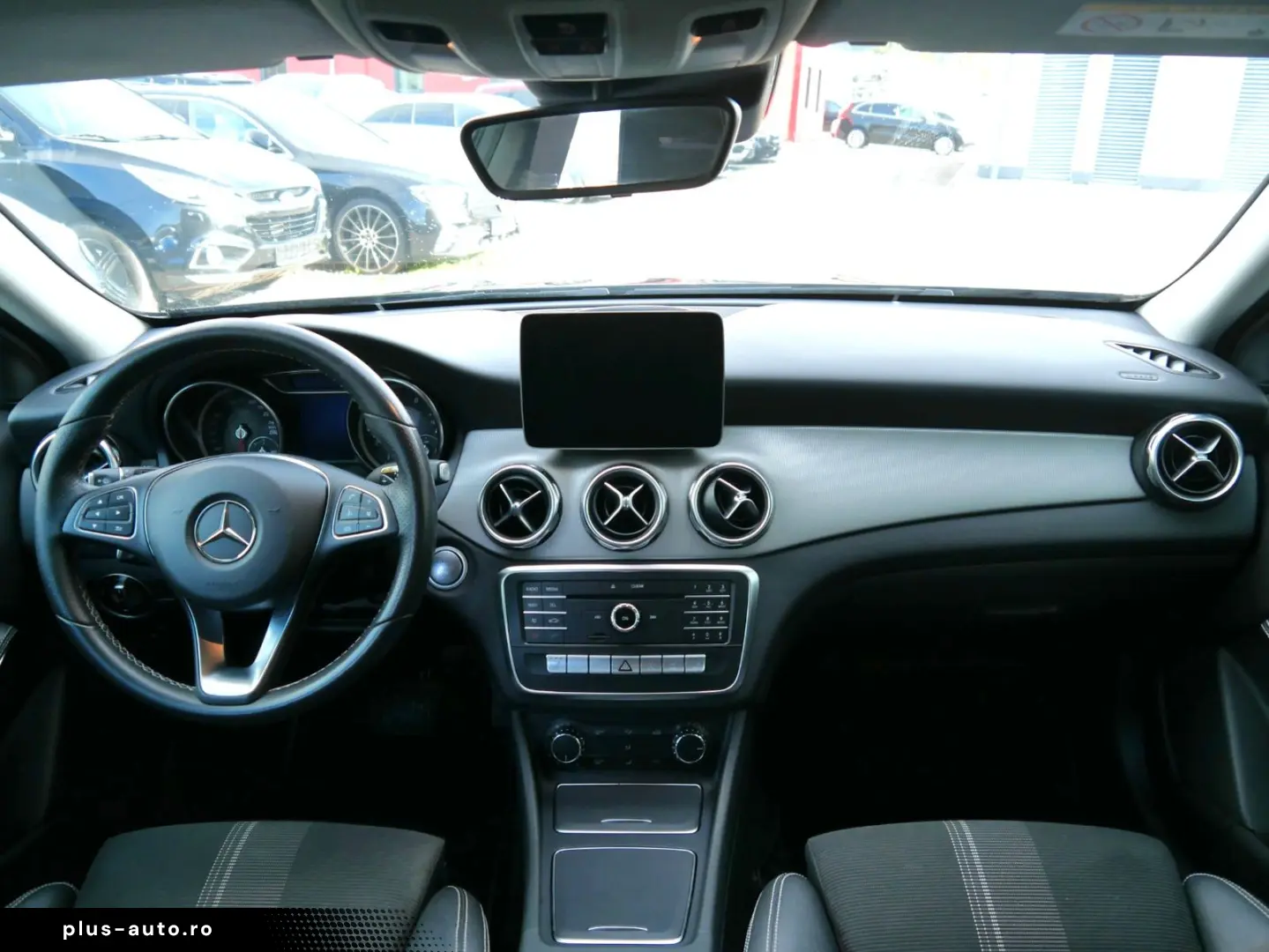 MERCEDES-BENZ GLA 180 URBAN NAVI LED MEMORY RFK AHK