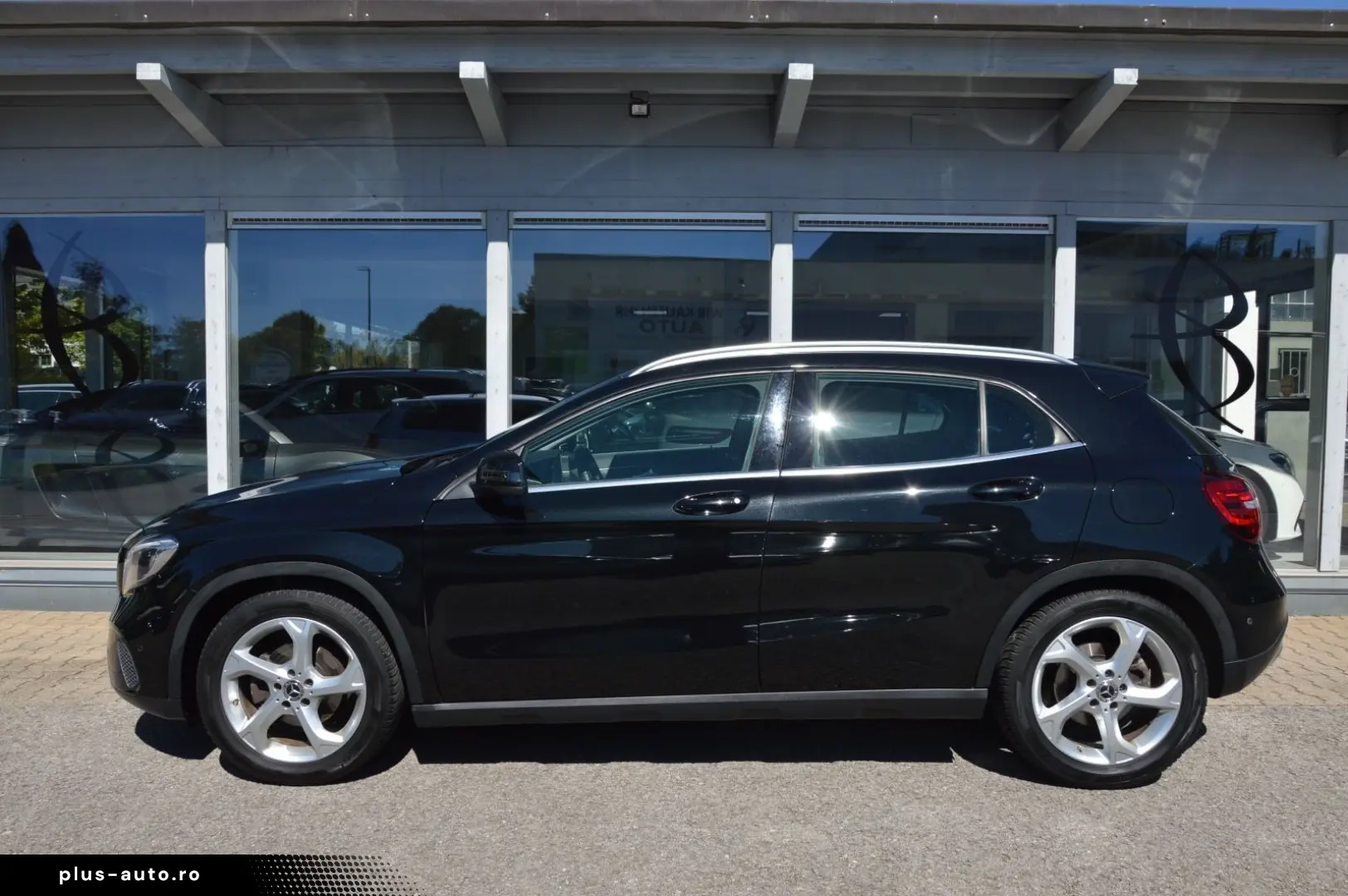 MERCEDES-BENZ GLA 180  NAVI CAM LED HIGH  KEYLESS