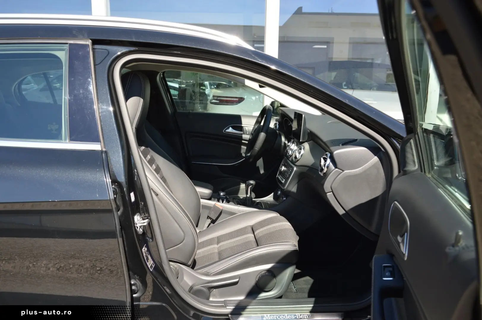 MERCEDES-BENZ GLA 180  NAVI CAM LED HIGH  KEYLESS