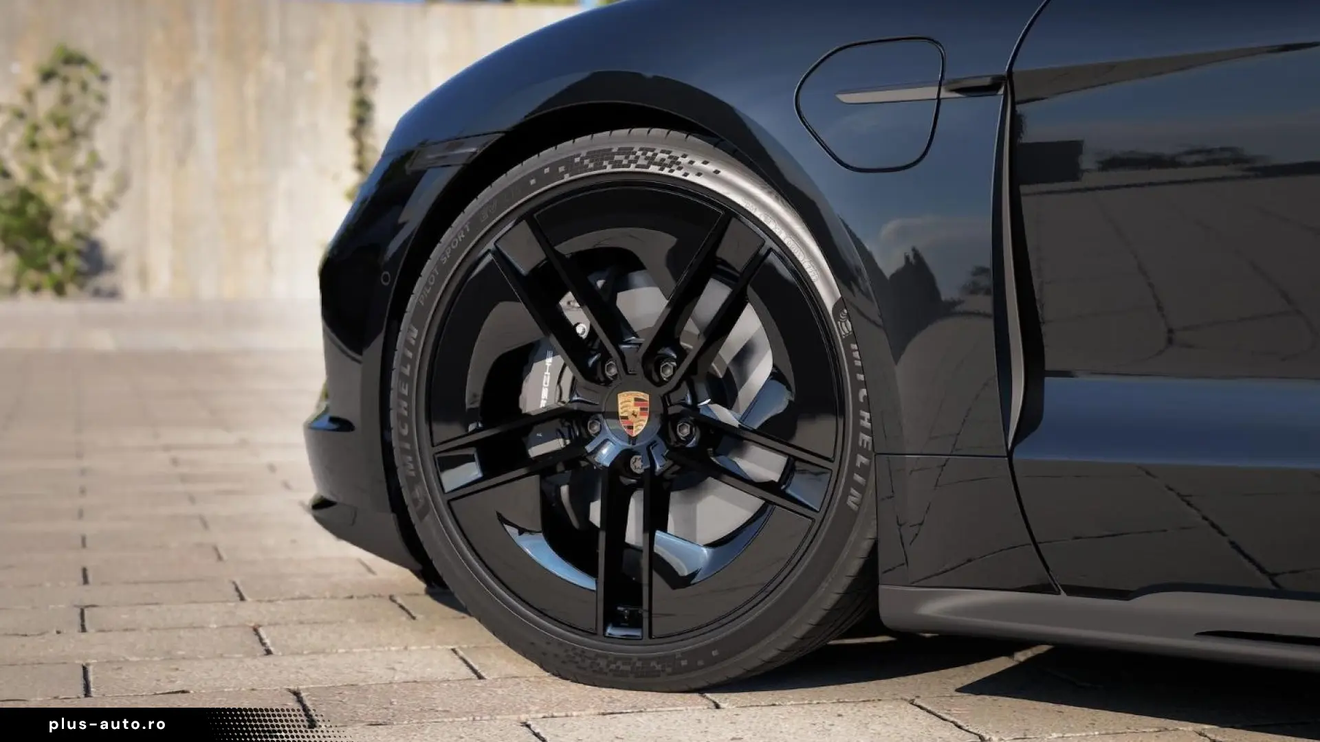 Porsche Taycan Black Edition Head-Up Soft-Close 2