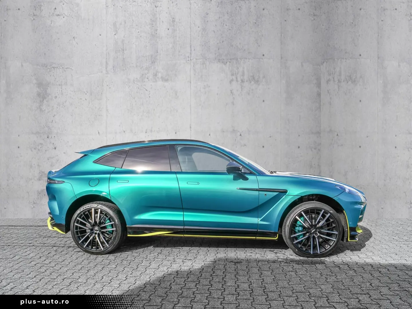ASTON MARTIN DBX707 Podium Green  Auto Park Assist