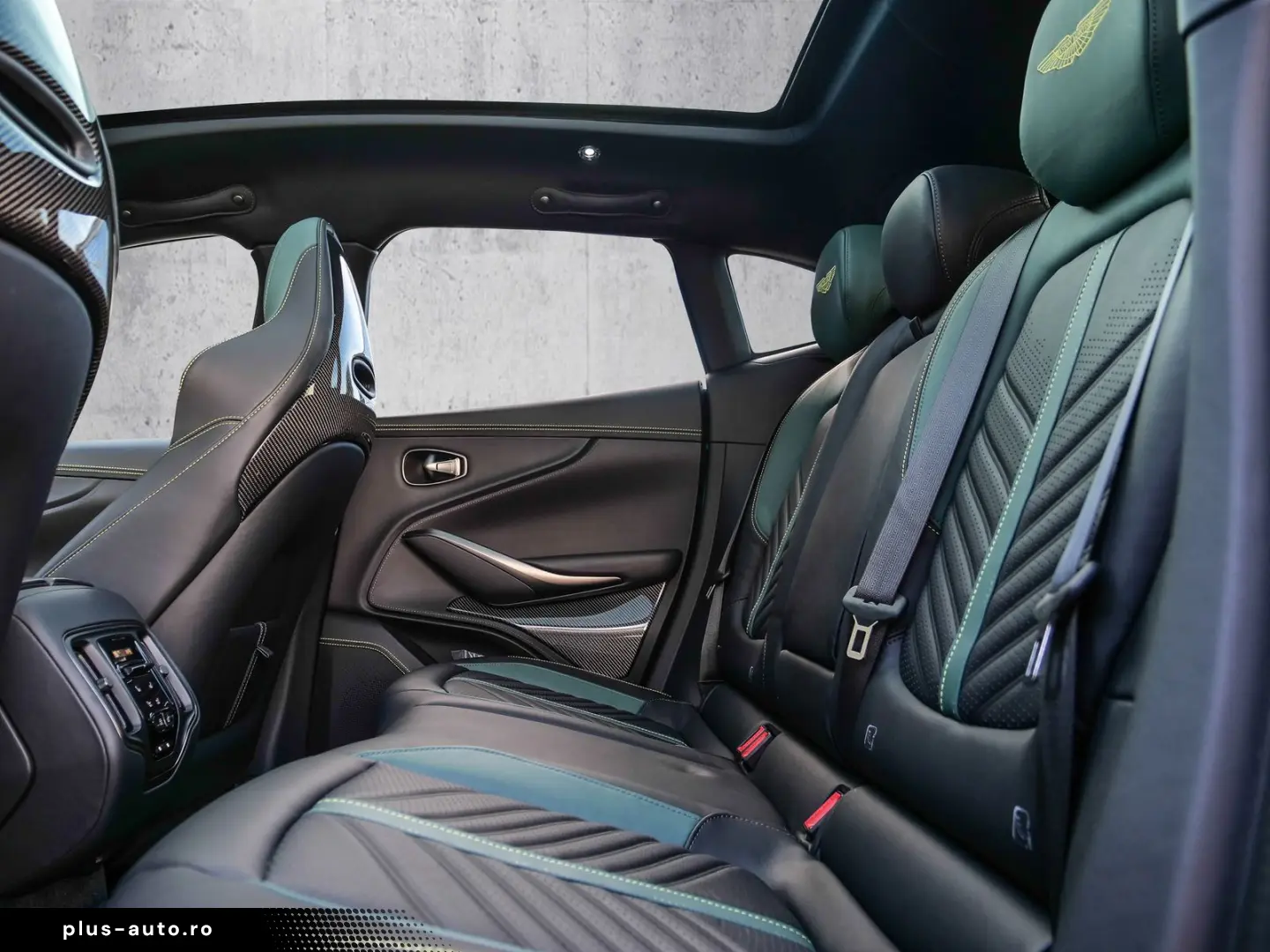 ASTON MARTIN DBX707 Podium Green  Auto Park Assist