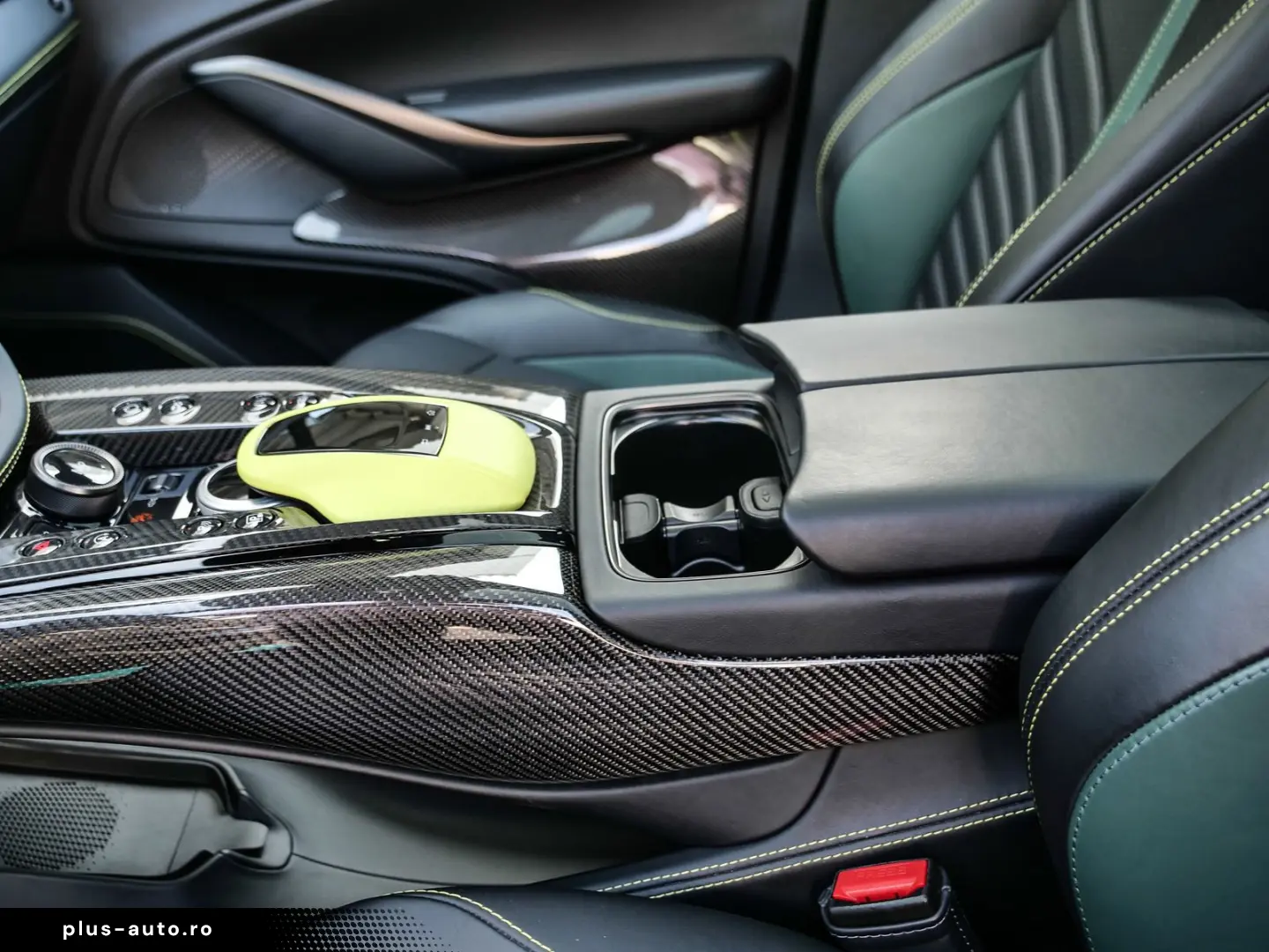 ASTON MARTIN DBX707 Podium Green  Auto Park Assist
