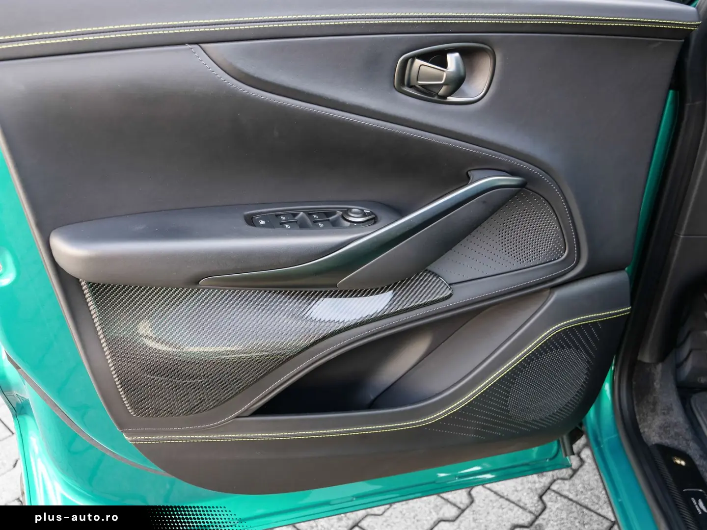 ASTON MARTIN DBX707 Podium Green  Auto Park Assist