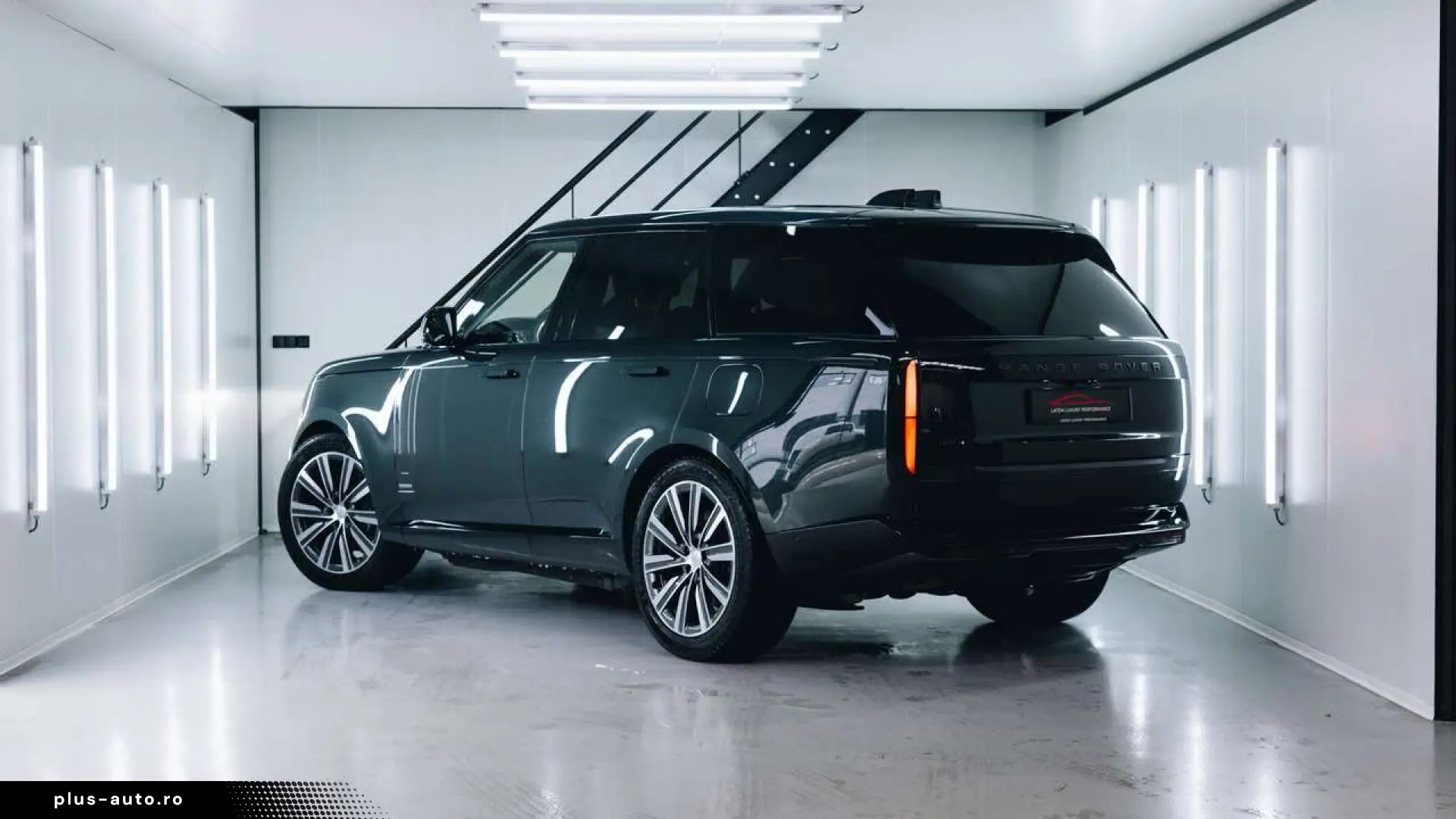 Land Rover Range Rover P550e Autobiography Massage