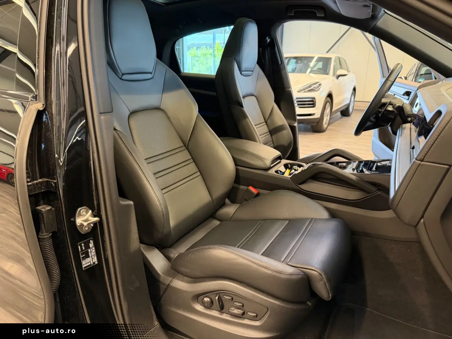 PORSCHE Cayenne Coupe_Bose_ACC_HUD