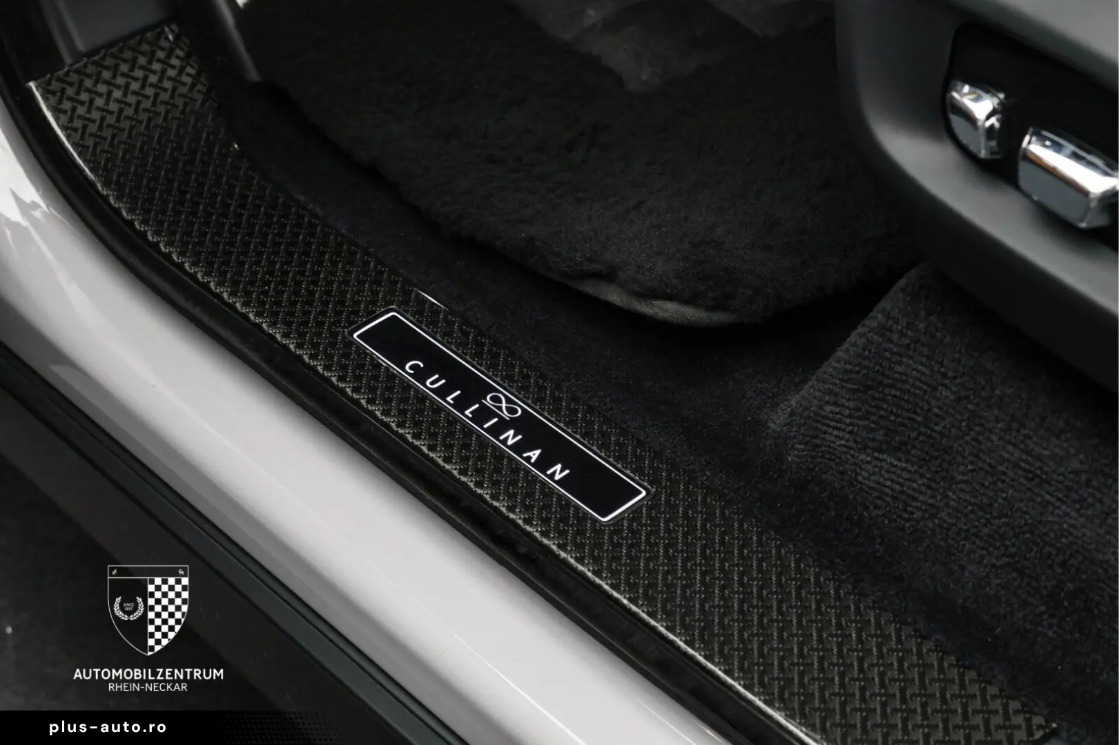 ROLLS ROYCE Cullinan Black Badge ImmersiveSeat RearTheatre