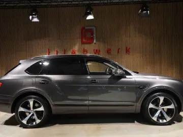 BENTLEY Bentayga W12 6.0-Rear Entertainment-Blackpack