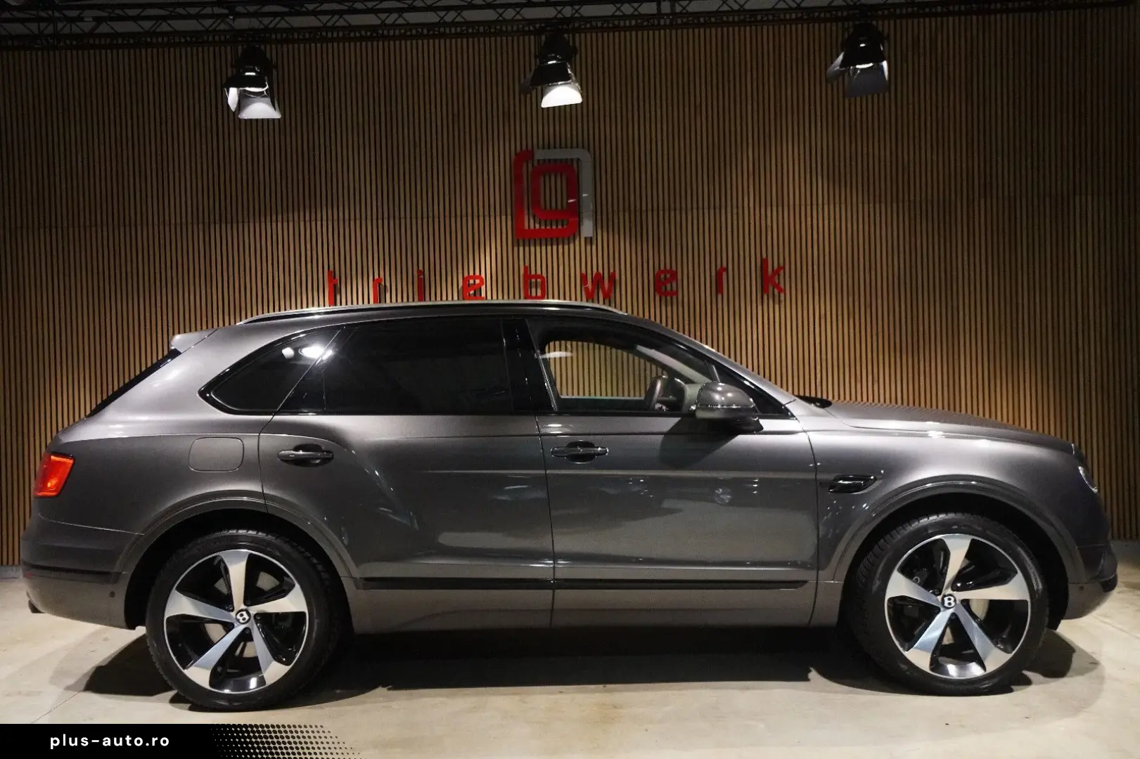 BENTLEY Bentayga W12 6.0-Rear Entertainment-Blackpack