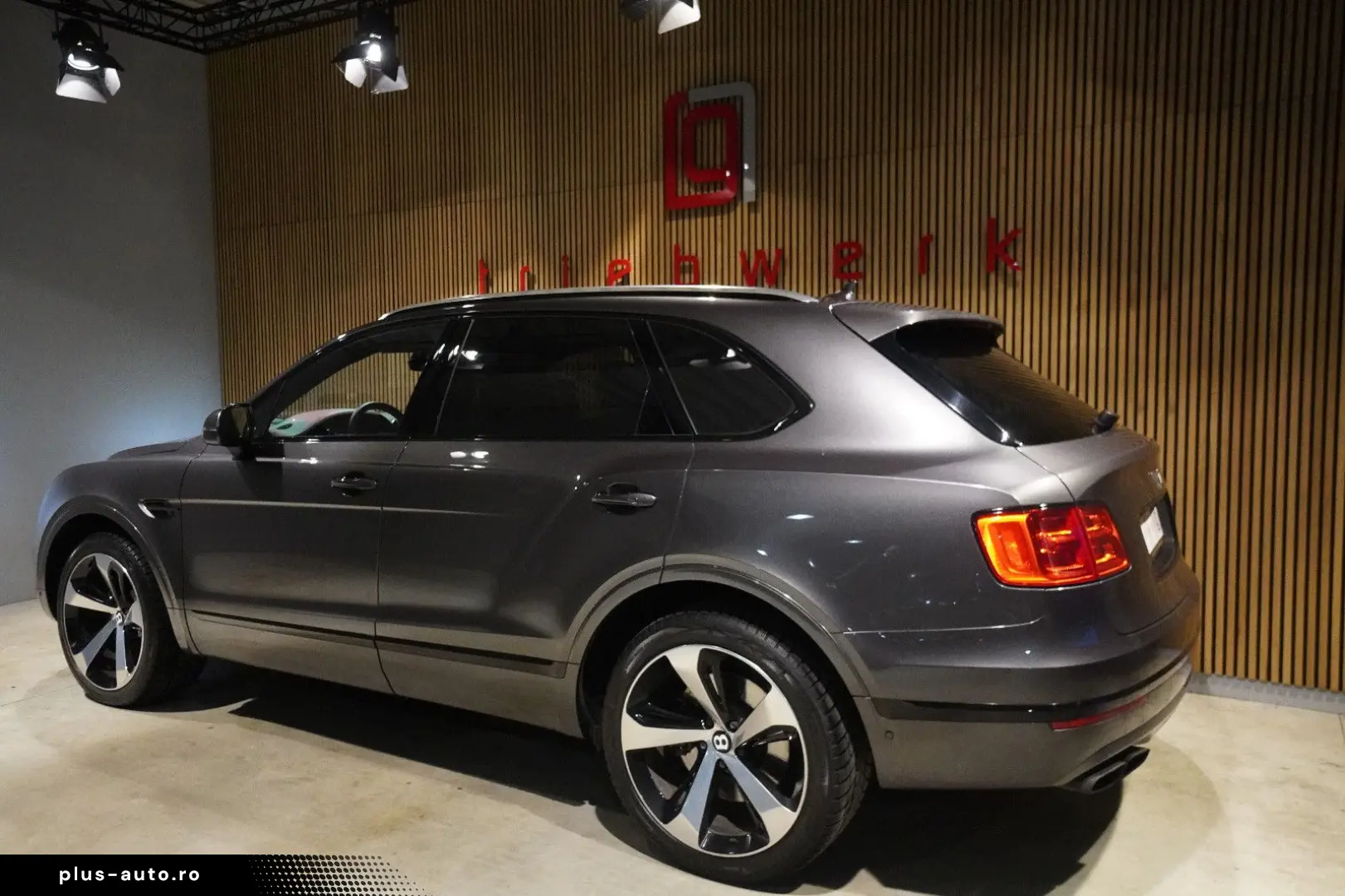 BENTLEY Bentayga W12 6.0-Rear Entertainment-Blackpack