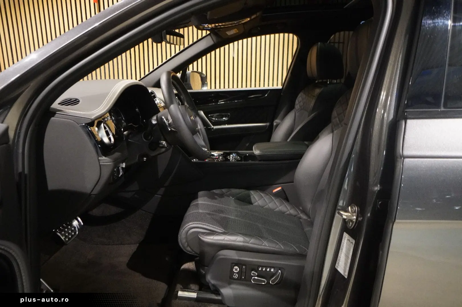 BENTLEY Bentayga W12 6.0-Rear Entertainment-Blackpack