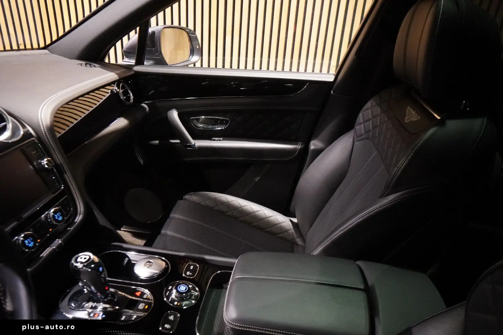 BENTLEY Bentayga W12 6.0-Rear Entertainment-Blackpack