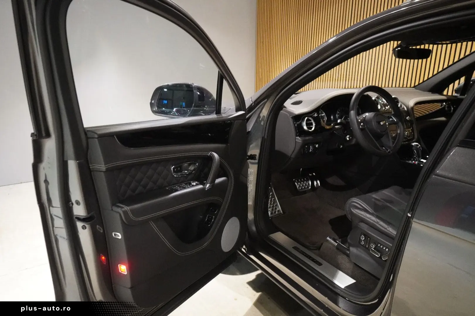 BENTLEY Bentayga W12 6.0-Rear Entertainment-Blackpack