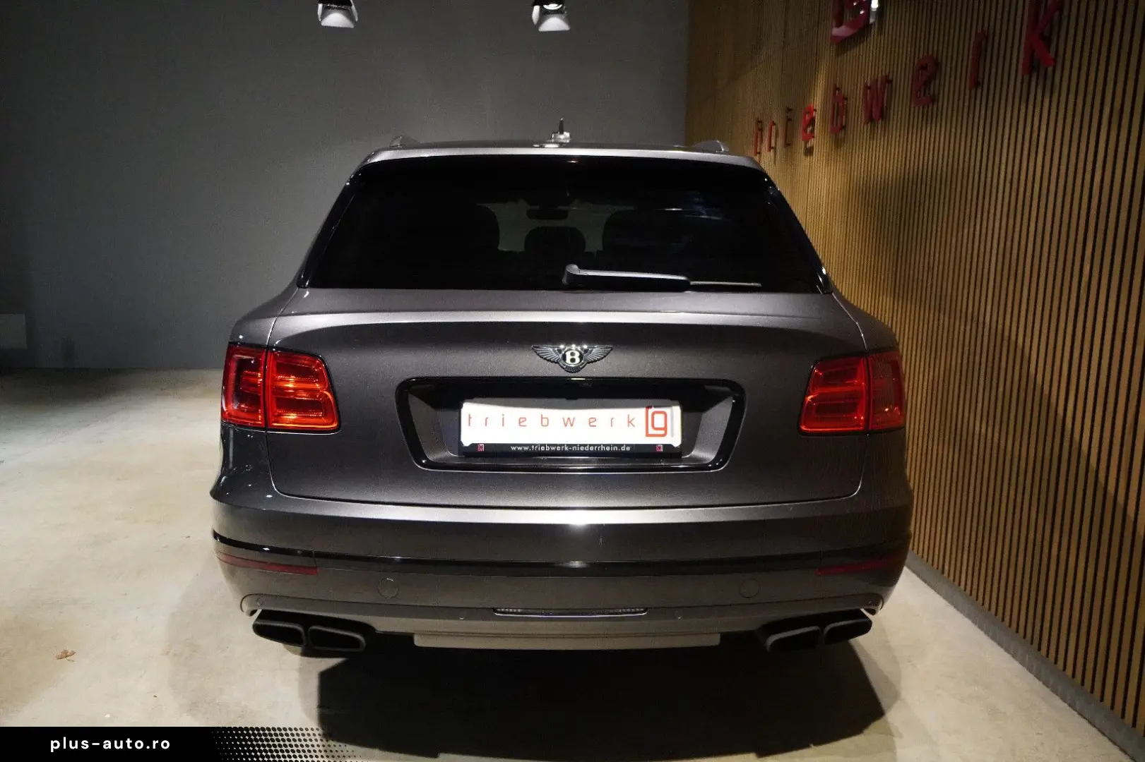 BENTLEY Bentayga W12 6.0-Rear Entertainment-Blackpack