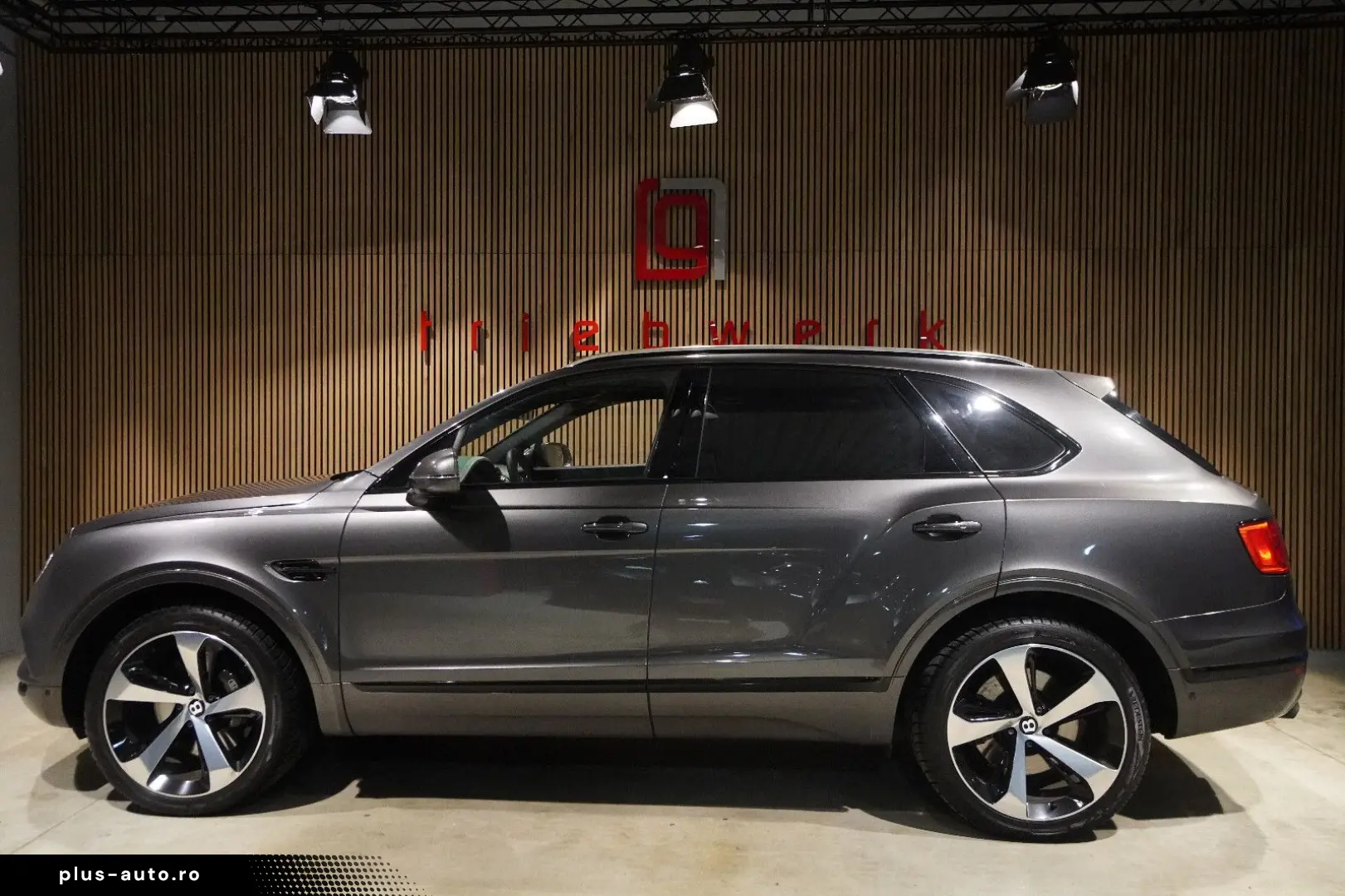 BENTLEY Bentayga W12 6.0-Rear Entertainment-Blackpack