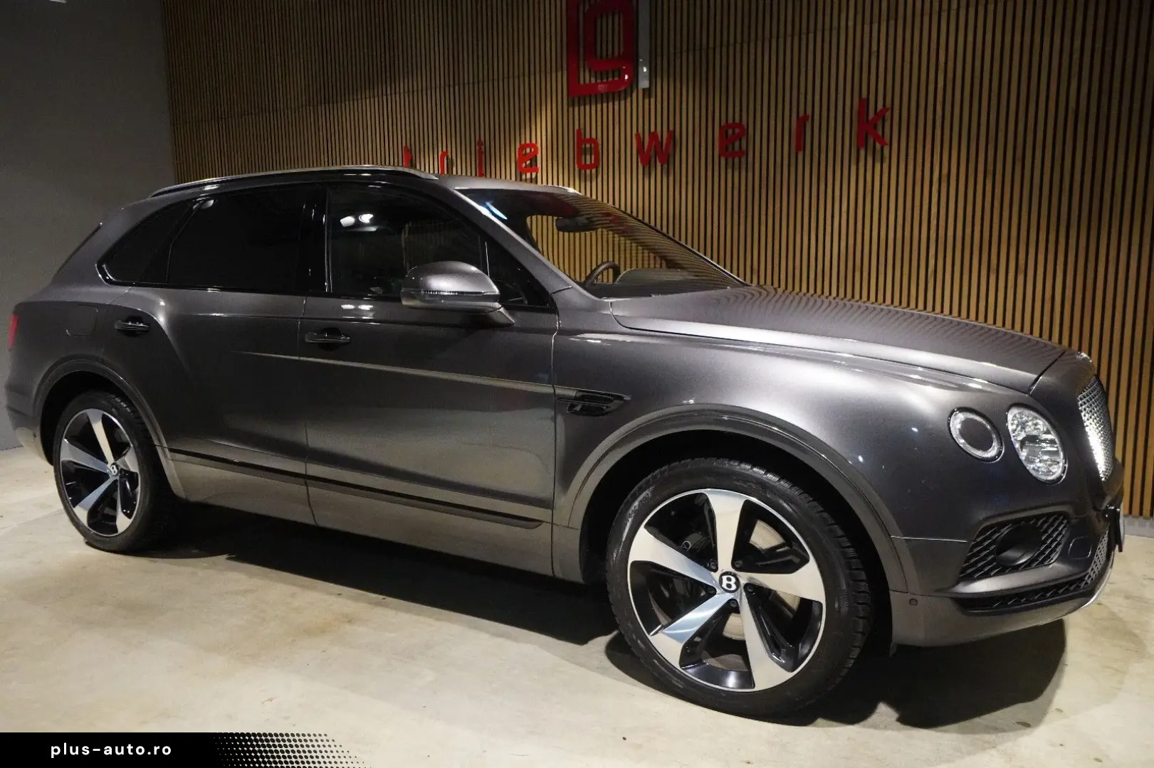 BENTLEY Bentayga W12 6.0-Rear Entertainment-Blackpack