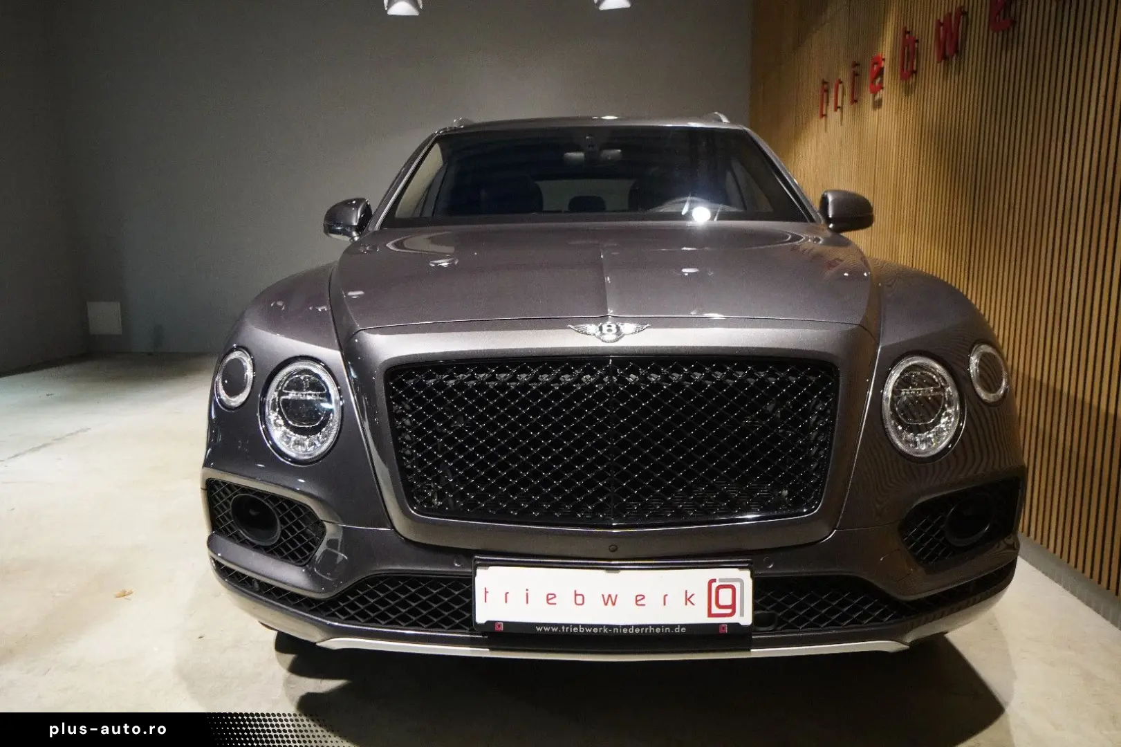 BENTLEY Bentayga W12 6.0-Rear Entertainment-Blackpack