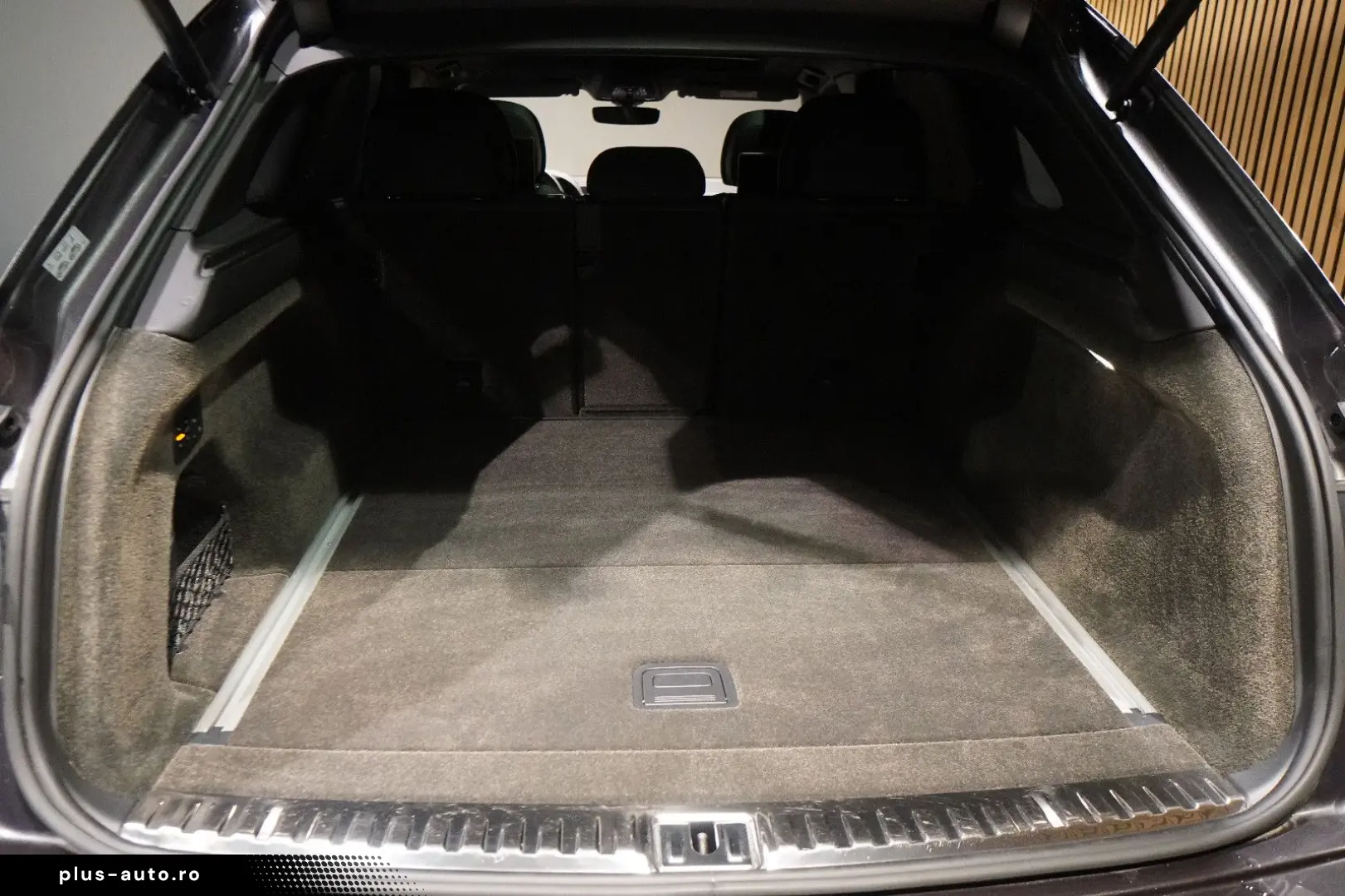 BENTLEY Bentayga W12 6.0-Rear Entertainment-Blackpack