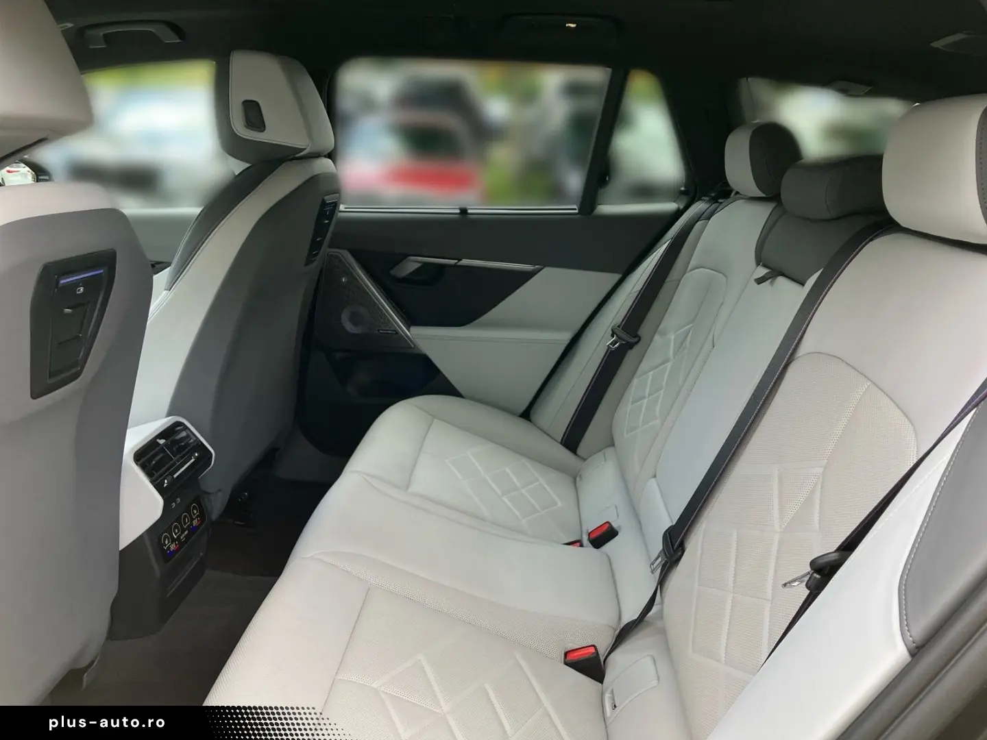 BMW 520d xDrive Touring M Sport Pro_Panoramic_B&W