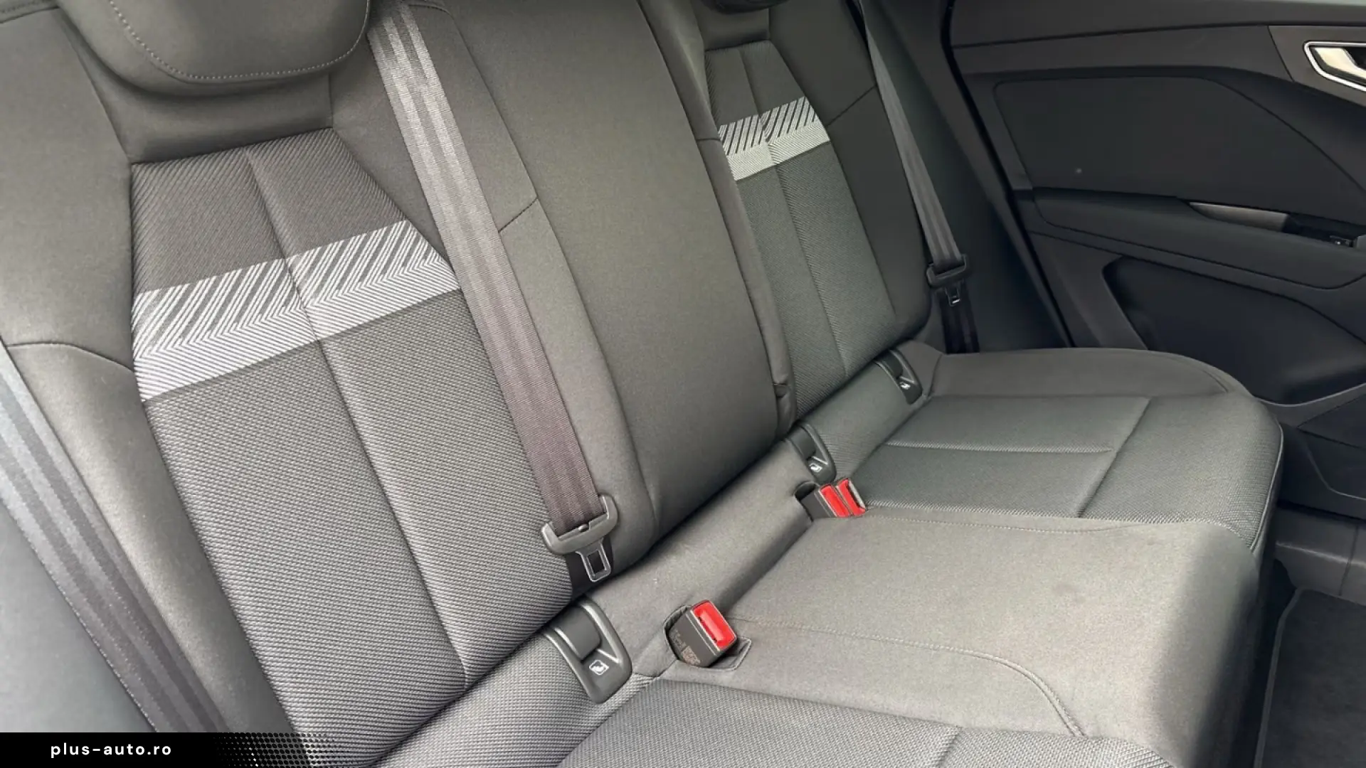 Audi Q4 40 e-tron   ADVANCED • NAVI PLUS