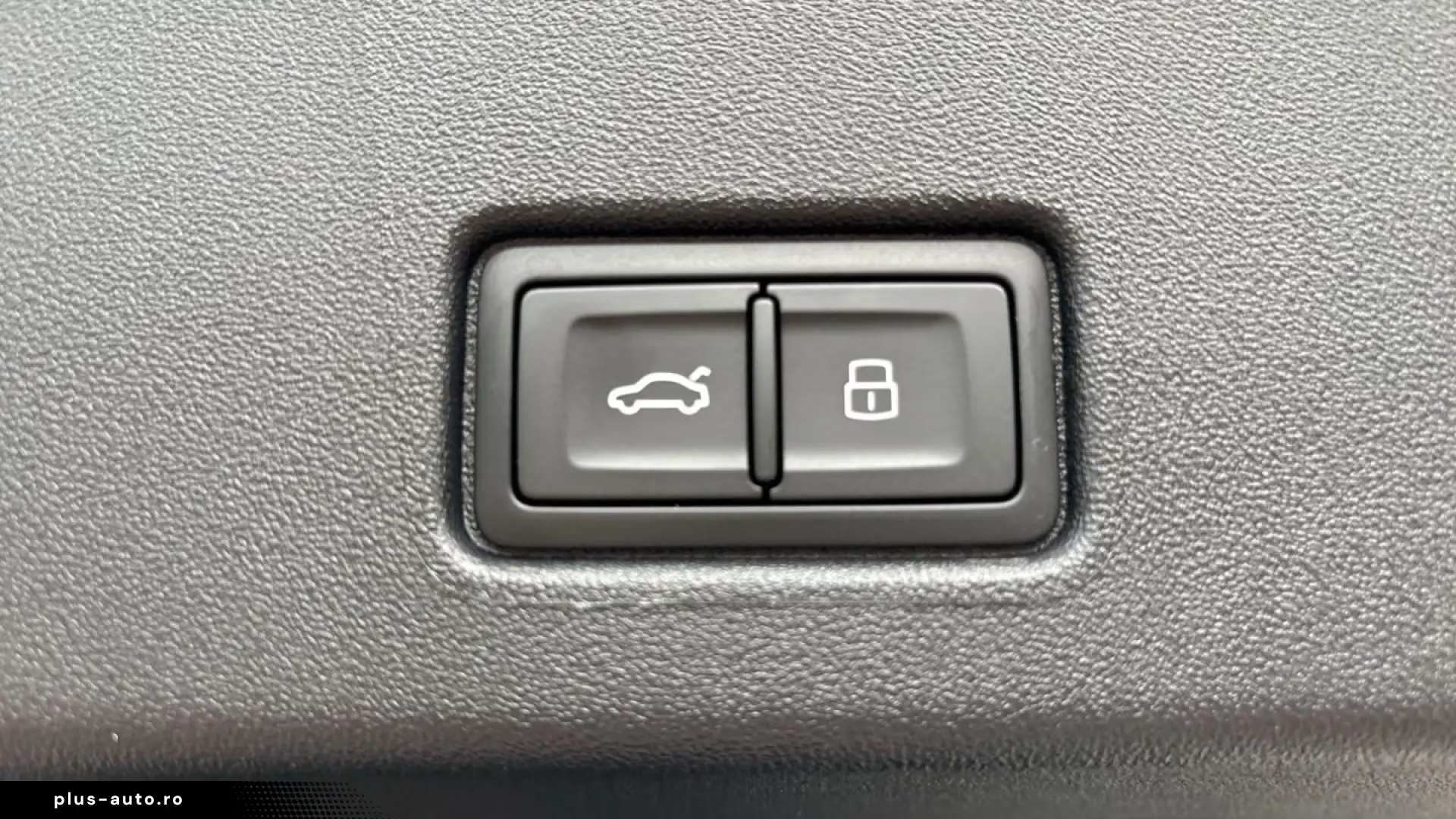 Audi Q4 40 e-tron   ADVANCED • NAVI PLUS