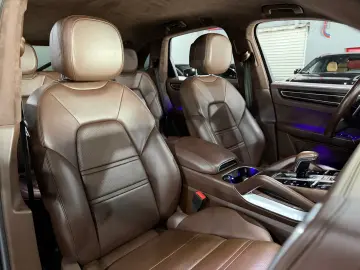 Porsche Cayenne Turbo   V8 BITURBO • PORSCHE APPROVED