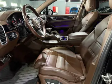 Porsche Cayenne Turbo   V8 BITURBO • PORSCHE APPROVED
