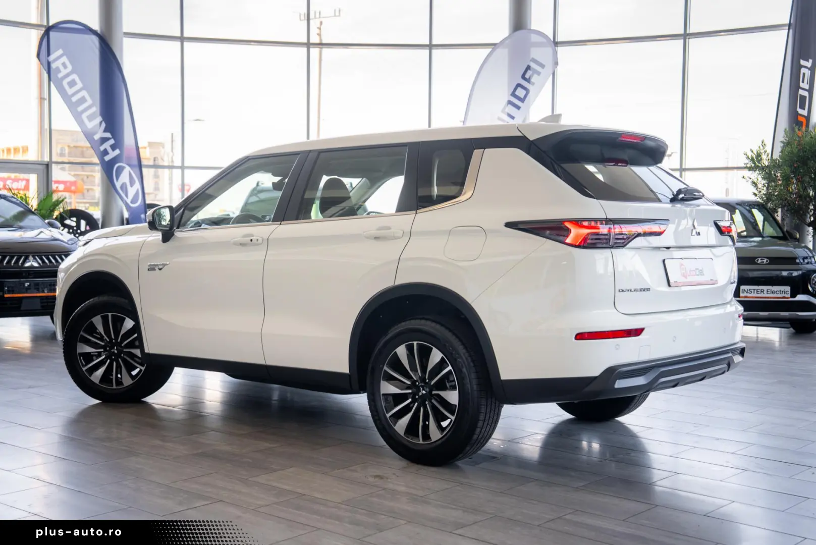 Mitsubishi Outlander PHEV 2.4L 4WD AT Inform