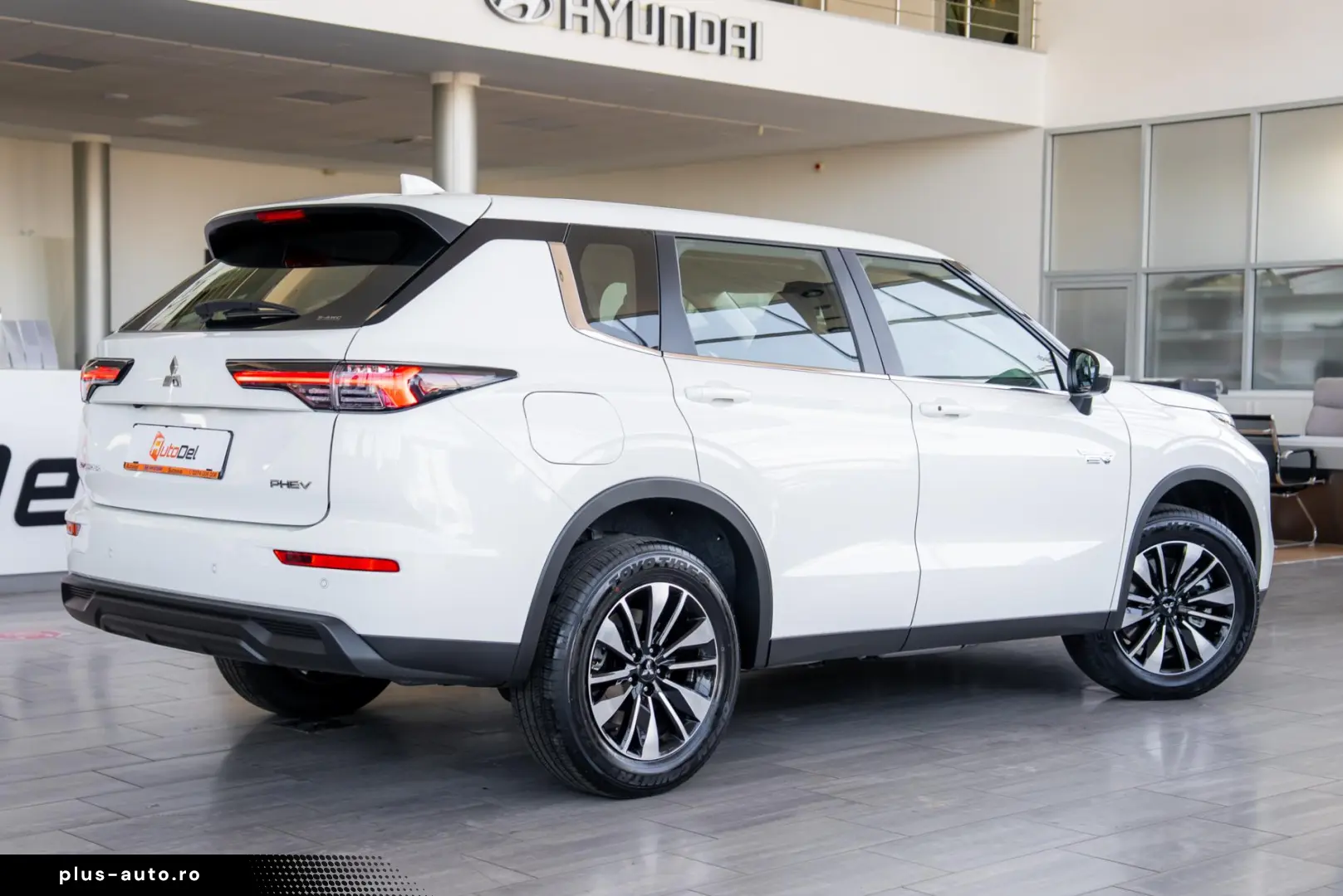 Mitsubishi Outlander PHEV 2.4L 4WD AT Inform