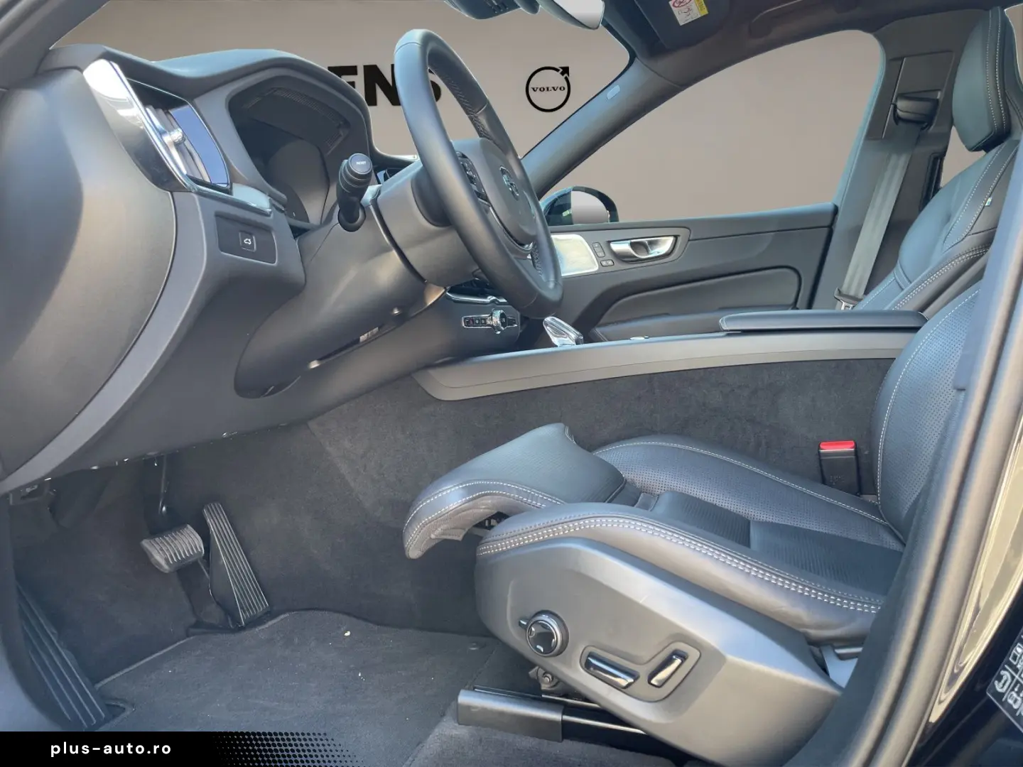 VOLVO XC60 B5 Plus Black Edition B&W HuD
