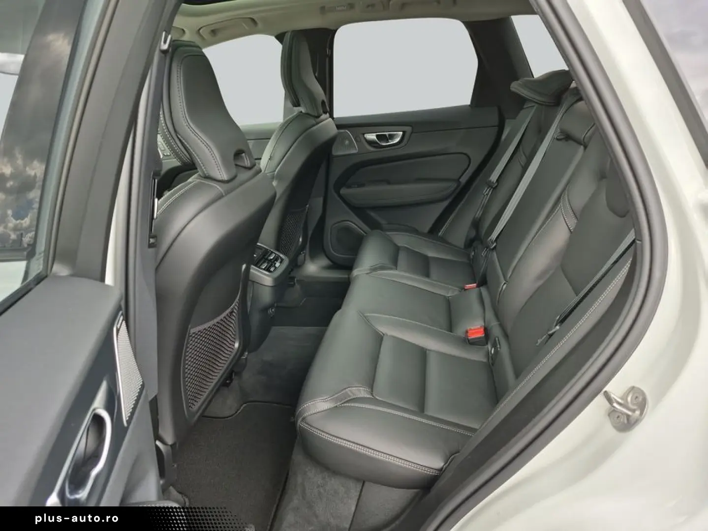 VOLVO XC60 B5 B AWD Ultra Dark  Premium B&W