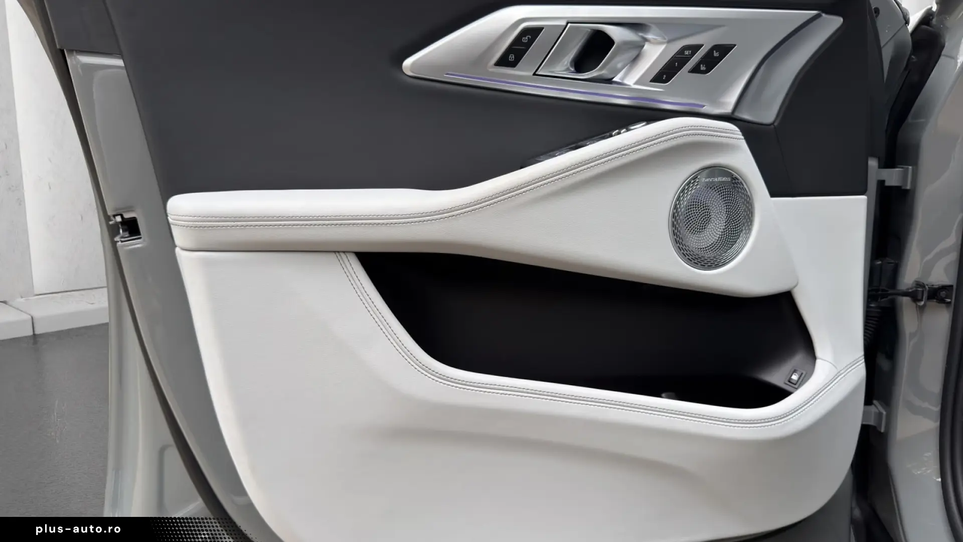 BMW XM 50E  Bowers&Wilkins