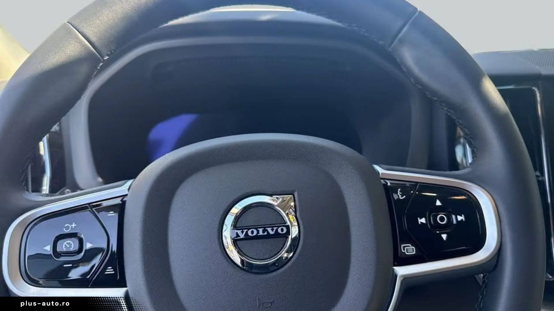VOLVO XC60 B5 AWD PLUS DARK HUD • 360  • AHK