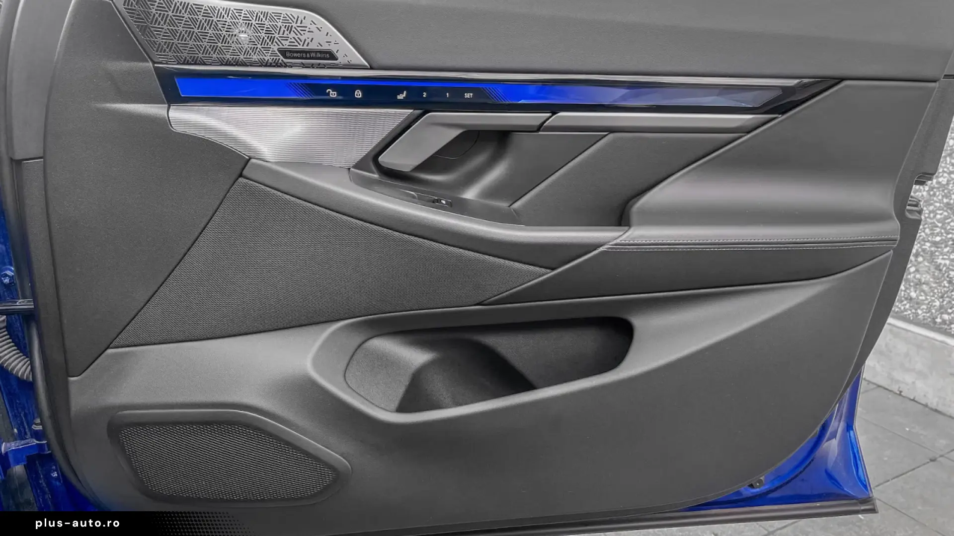 BMW M5 G90   727 CP M CARBON • BOWERS & WILKINS