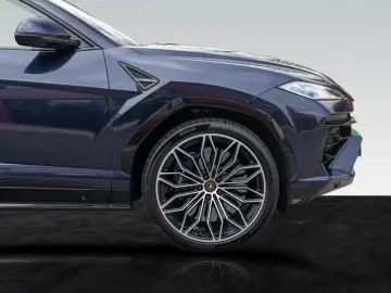 Lamborghini Urus SE   Akrapovic   B&O   Rear Entertainment