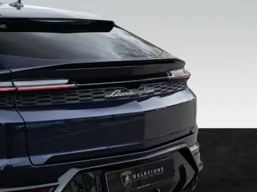 Lamborghini Urus SE   Akrapovic   B&O   Rear Entertainment