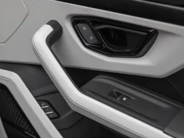 Lamborghini Urus SE   Akrapovic   B&O   Rear Entertainment