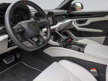 Lamborghini Urus SE   Akrapovic   B&O   Rear Entertainment