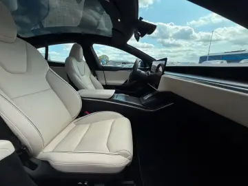 TESLA MODEL S PLAID   MATRIX LED   ENHANCED AP 4   21