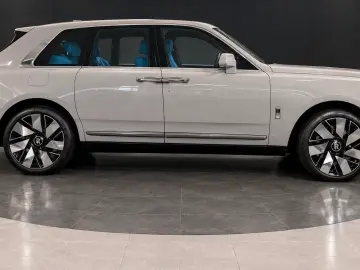 ROLLS-ROYCE CULLINAN SILVER BADGE   V12 544 CP