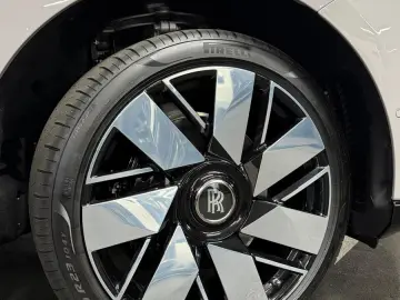 ROLLS-ROYCE CULLINAN SILVER BADGE   V12 544 CP