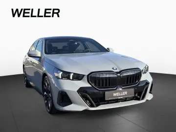 BMW 520i M Sport PRO Pano B W IconicGlow