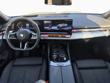 BMW 520i M Sport PRO Pano B W IconicGlow
