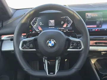 BMW 520i M Sport PRO Pano B W IconicGlow