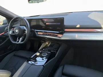 BMW 520i M Sport PRO Pano B W IconicGlow