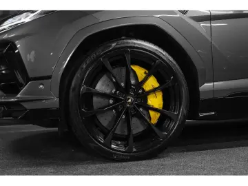 LAMBORGHINI URUS S V8 666 CP AKRAPOVIC CARBON