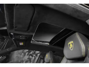 LAMBORGHINI URUS S V8 666 CP AKRAPOVIC CARBON