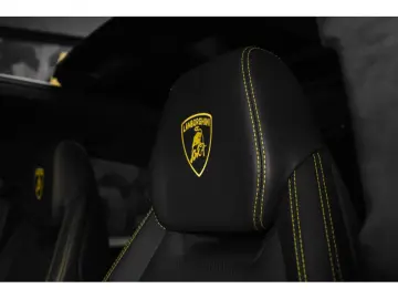 LAMBORGHINI URUS S V8 666 CP AKRAPOVIC CARBON